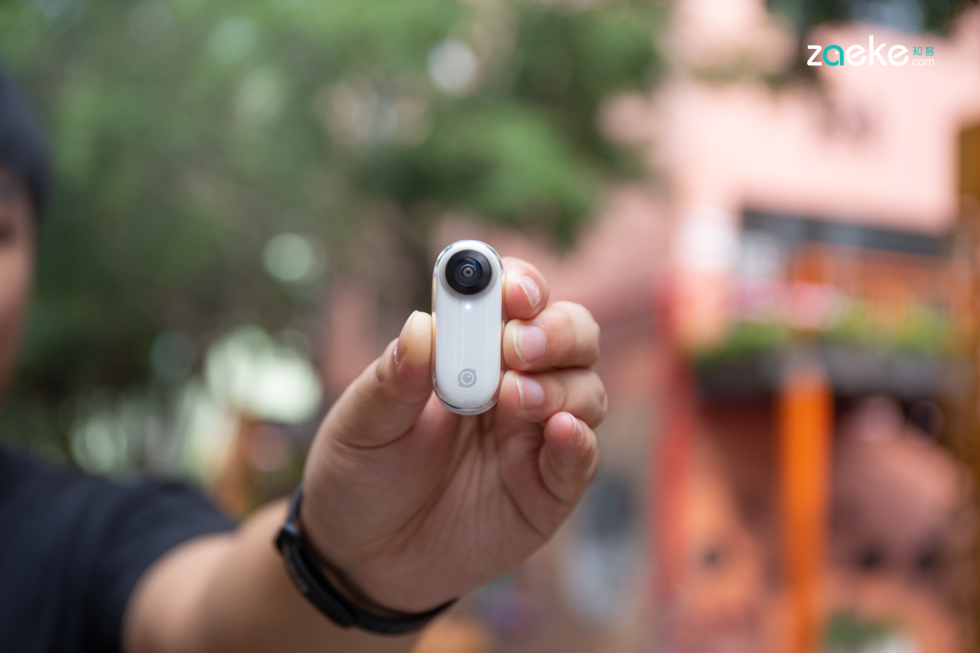 小巧如拇指的Insta360 GO，是一款乐趣取向的Vlog 神器