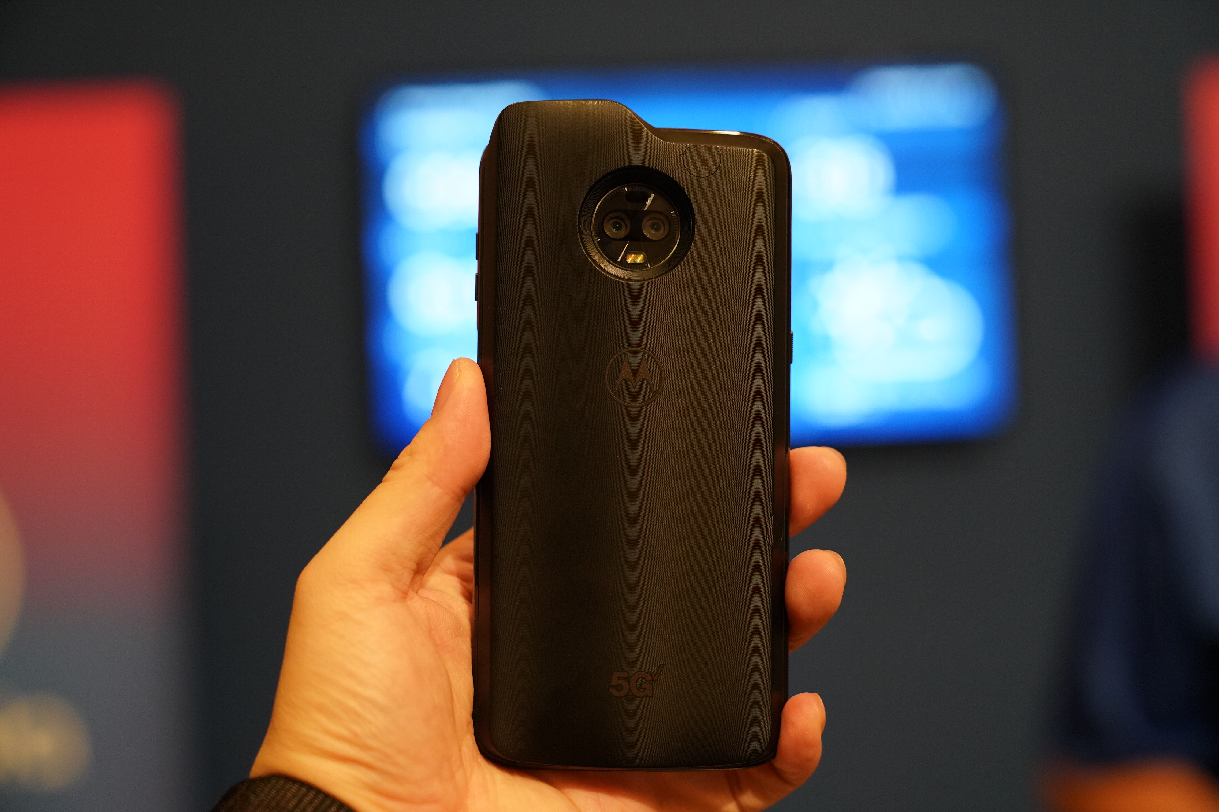全球首款采用骁龙 855 移动平台的智能手机,是早已发布的 moto z3