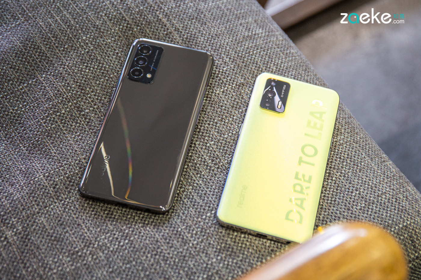 相比较于之前的 realme q3 pro 狂欢版,此次的 r